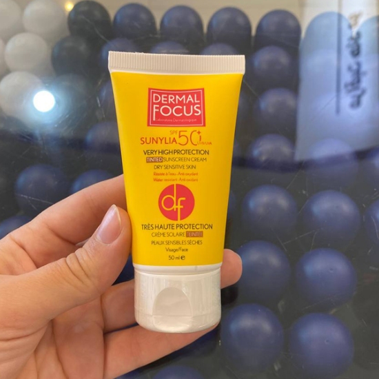 کرم ضد آفتاب رنگی سانیلیا مخصوص پوشت های خشک درمال فوکوس SPF50